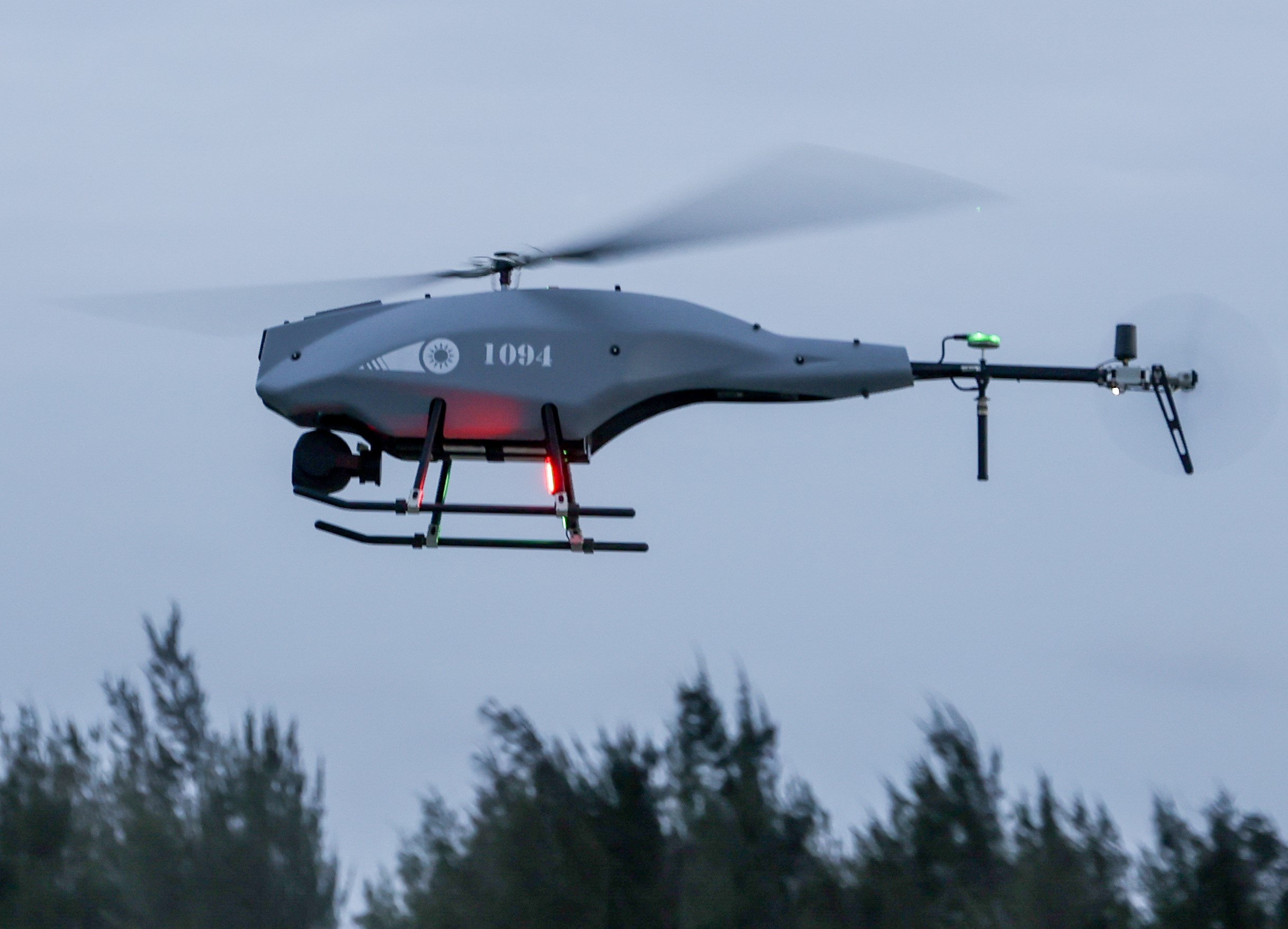 裝甲542旅抵達預定機動區，即依據現地地形與模擬敵情，操作監偵型無人機實施情蒐。（記者葉軒瑜攝）