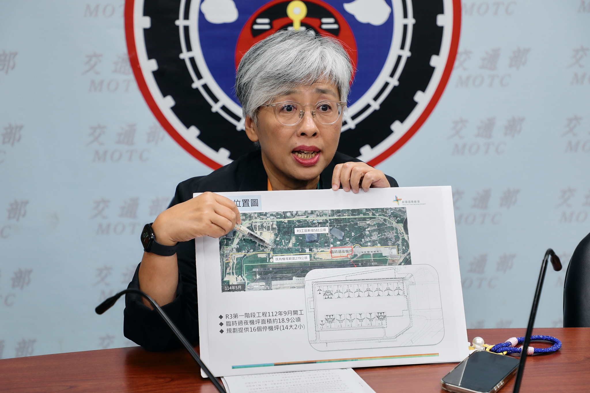 機場公司今日表示，第三跑道建設工程中的臨時過夜機坪第二期預計115年春節前全數完工，屆時共計16個停機位。（記者古可絜攝）