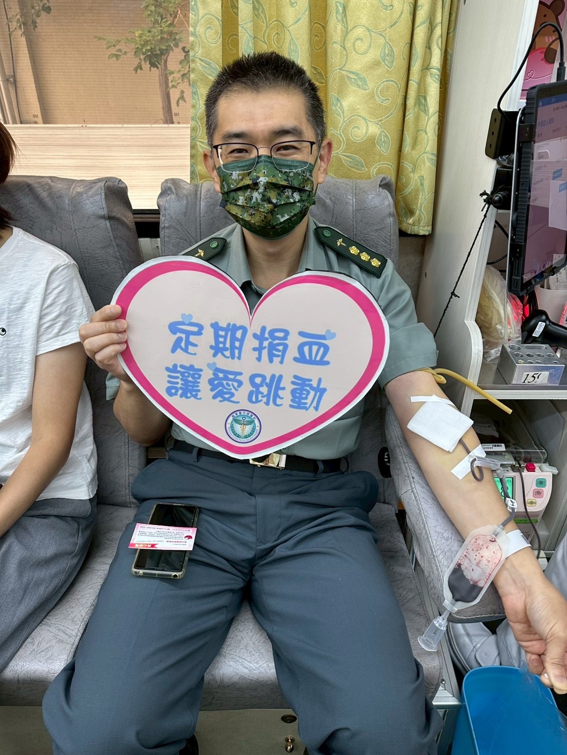國軍臺中總醫院官兵及同仁挽袖捐熱血，展現國軍關懷社會的正向能量。（國軍臺中總醫院提供）