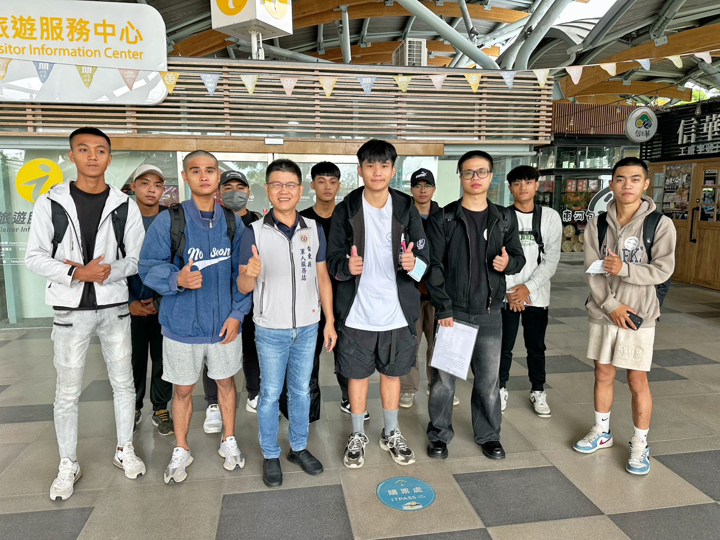 臺東縣軍人服務站站長曾仁政在役男搭車前往新訓中心前一同合影留念，祝福平安結訓返鄉。（臺東縣軍人服務站提供）