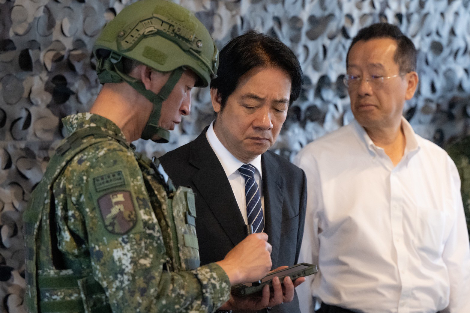 總統賴清德實地了解部隊覺知應用套件（TAK系統）等新式裝備。（總統府提供）