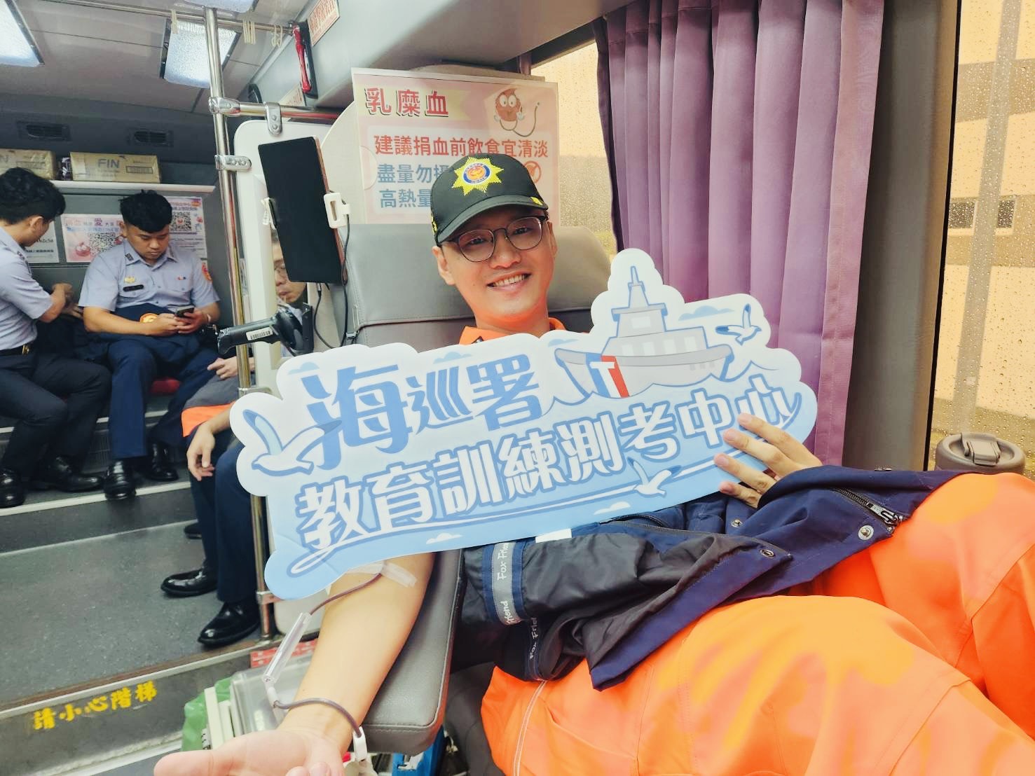 為鼓勵社會大眾踴躍捐血，海巡署教育訓練測考中心攜手地方單位舉辦愛心捐血活動，展現社會各界的愛心與關懷。（海巡署提供）