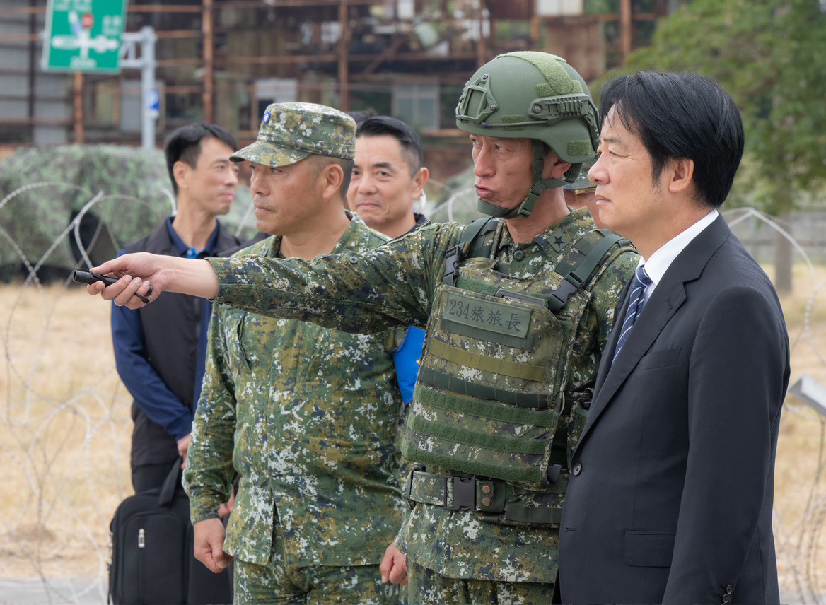  賴總統視導國軍「陸勝1號操演」，肯定國軍不畏烈日、風雨與長時間訓練，充分展現堅毅不拔的戰鬥精神與專業素養。（總統府提供）