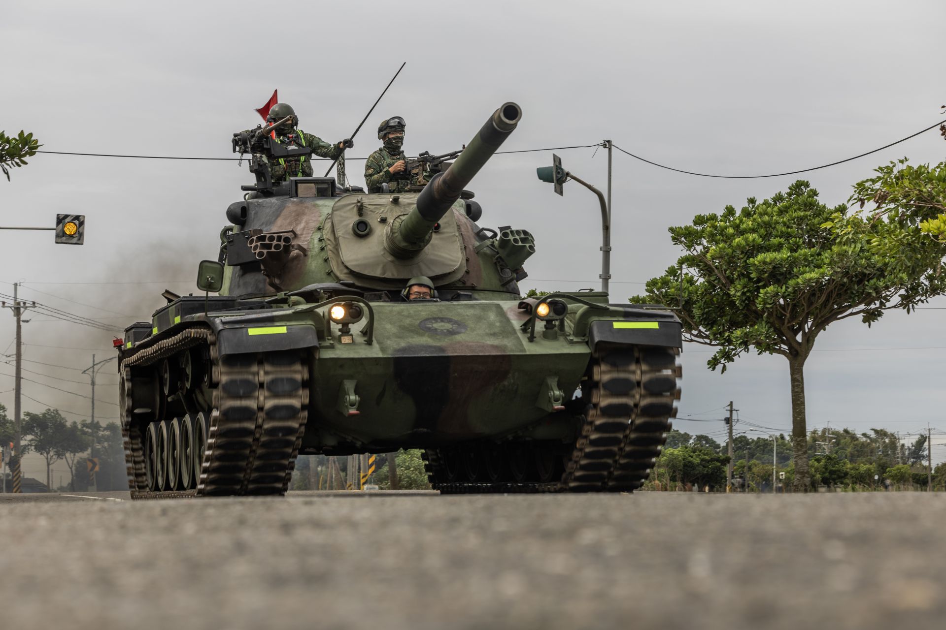  234旅採分區固守作戰模式，派遣CM11戰車等，在多個據點模擬交叉火力阻擊過程。（記者林睿奕攝）