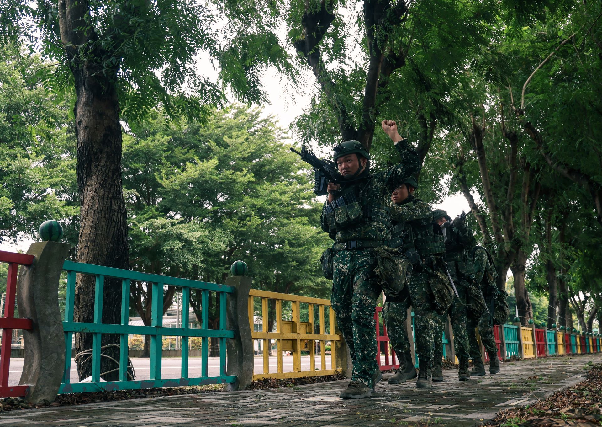  542旅模擬遭遇敵小部隊突襲，進行小部隊戰鬥演練。（記者葉軒瑜攝）