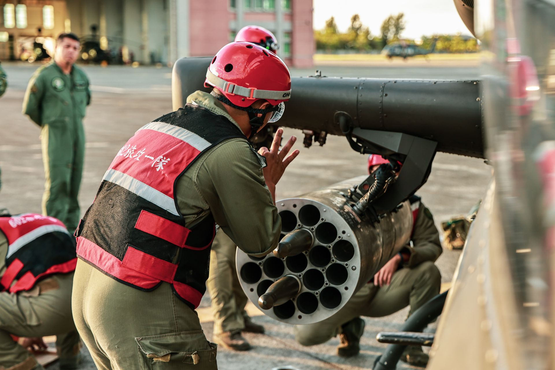 武器組官兵在飛安督導官的督導下，完成彈藥掛載及各項射擊前整備。（記者謝承宏攝）