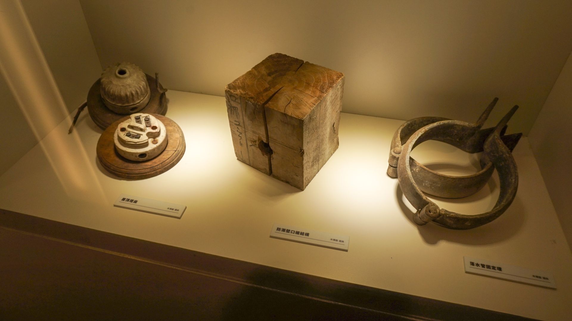 「老糧倉新生命」展區透過歷史建築物件、舊照片、多媒體影音及文字，介紹這棟歷史悠久建築的故事。（記者范瑜攝）