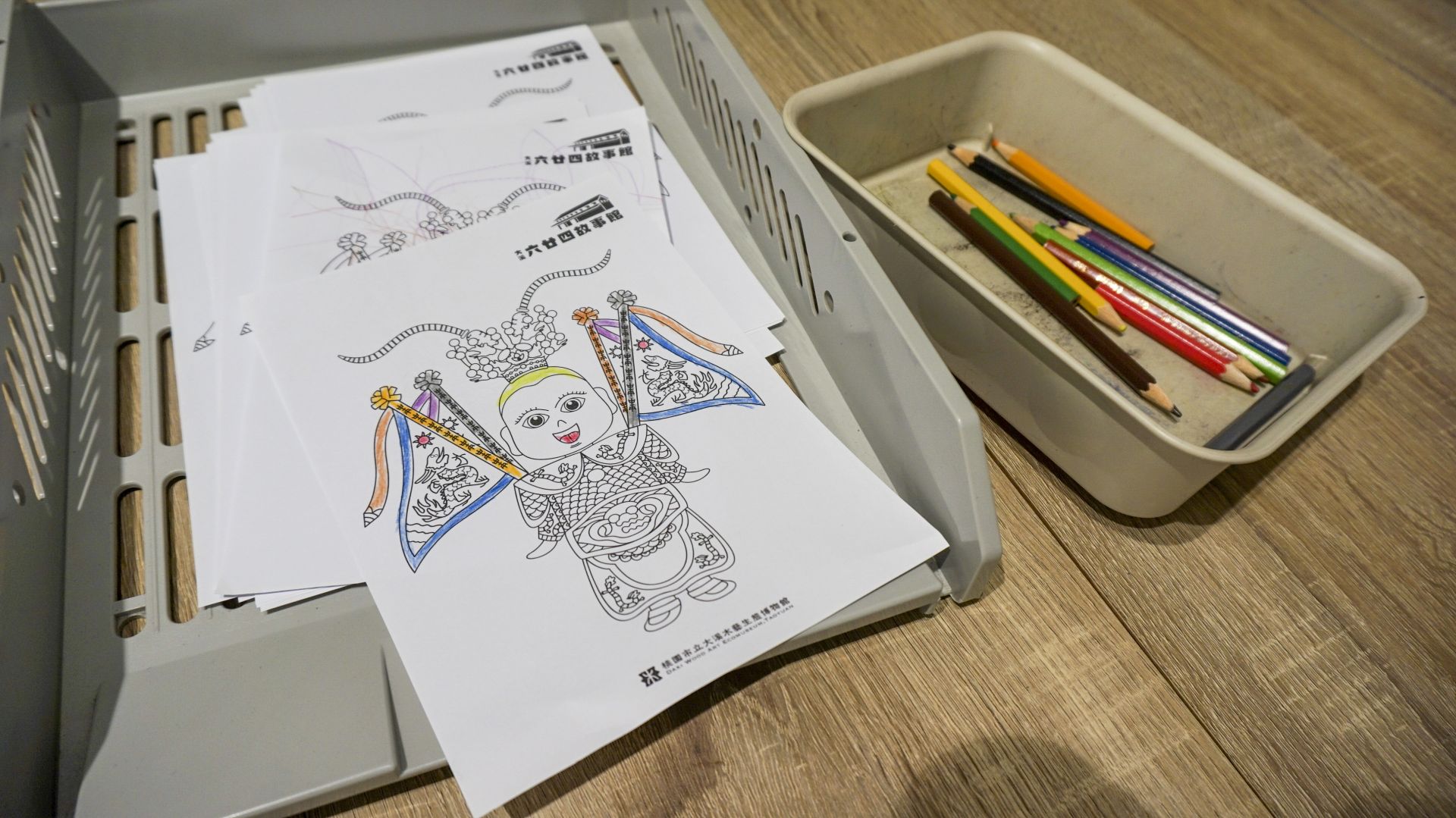 民眾可自行繪上色彩繽紛的獨創童仔。（記者范瑜攝）