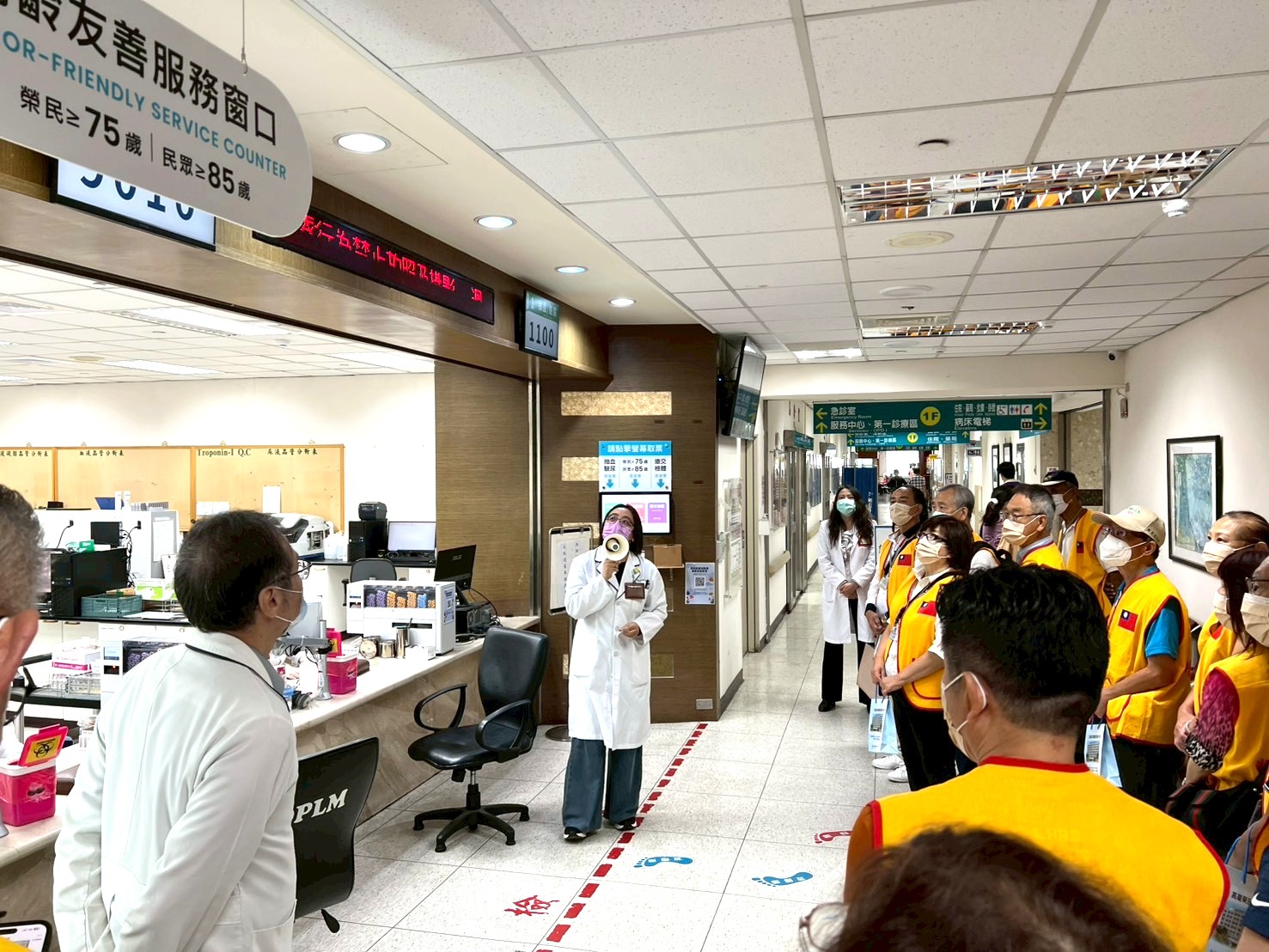 海外榮光會成員昨日參訪高榮臺南分院，並對醫院推動榮民「綠色通道」醫療服務的成果表達肯定。（高榮南院提供）