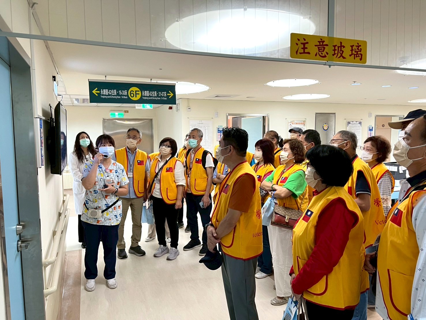 海外榮光會成員昨日參訪高榮臺南分院，並對醫院推動榮民「綠色通道」醫療服務的成果表達肯定。（高榮南院提供）