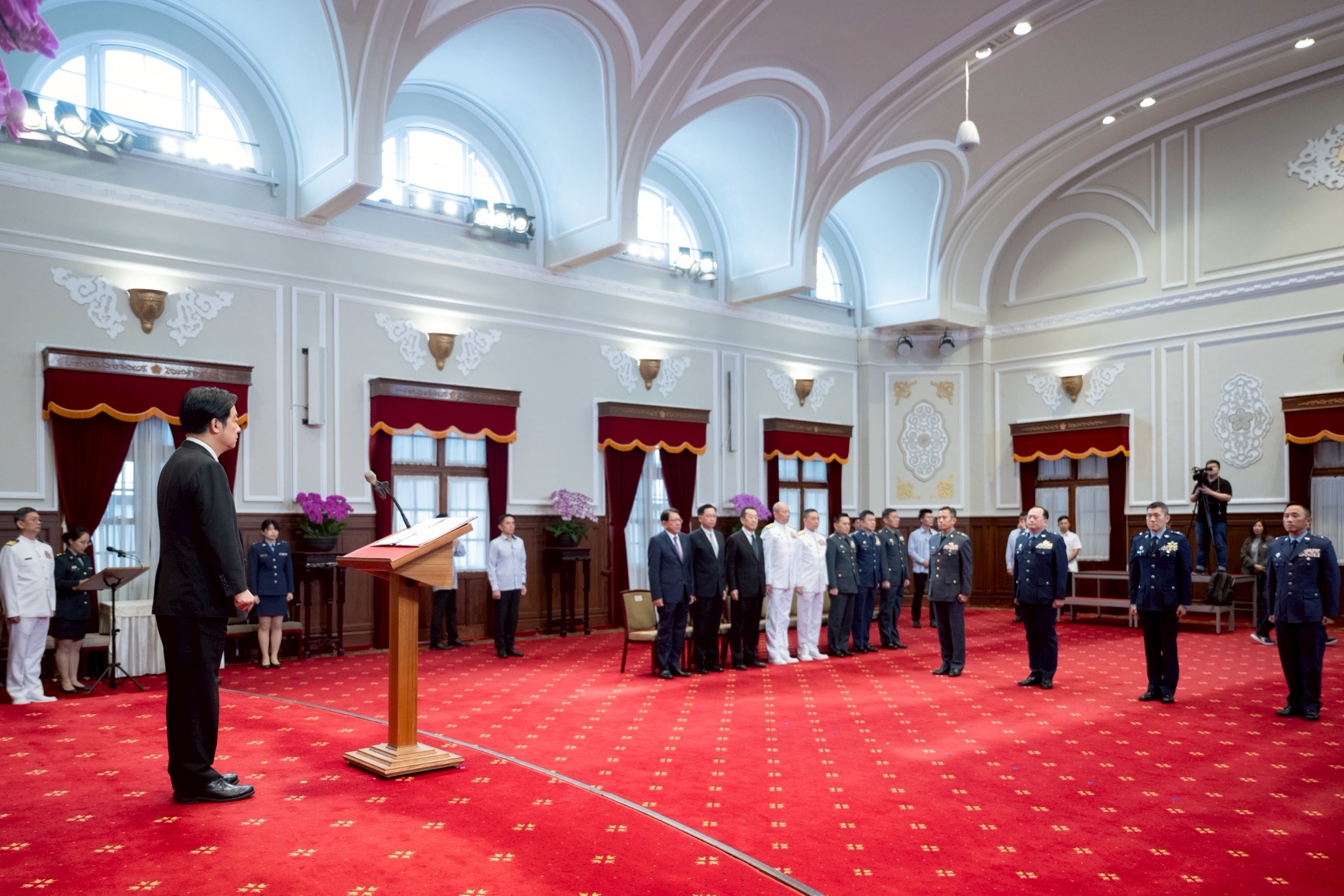 總統賴清德今日主持「中華民國114年11月份將官晉任授階典禮」，並期勉國軍持續提升不對稱戰力，導入先進科技與裝備，朝「新訓練、新思維、新裝備、新科技」等方向前進。（總統府提供）