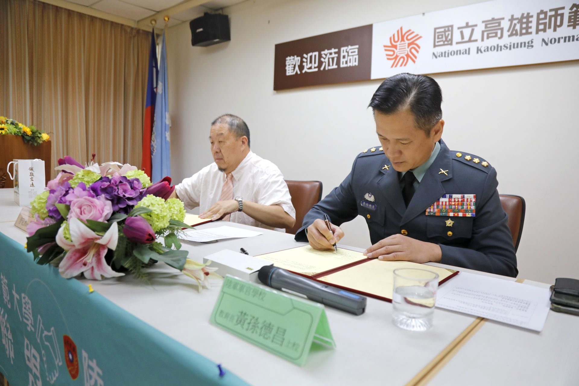 陸軍軍官學校教育長黃孫上校（右）與高師大副校長唐硯漁代表兩校完成簽略聯盟簽署。（記者孫建屏攝）