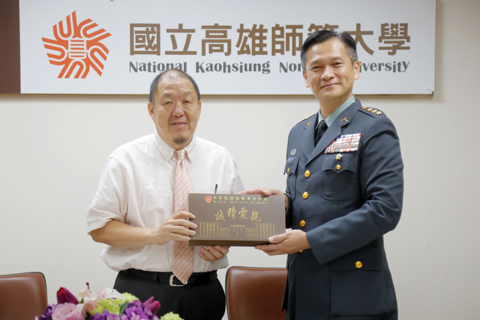 策略聯盟簽署完成後，雙方互贈紀念品。（記者孫建屏攝）