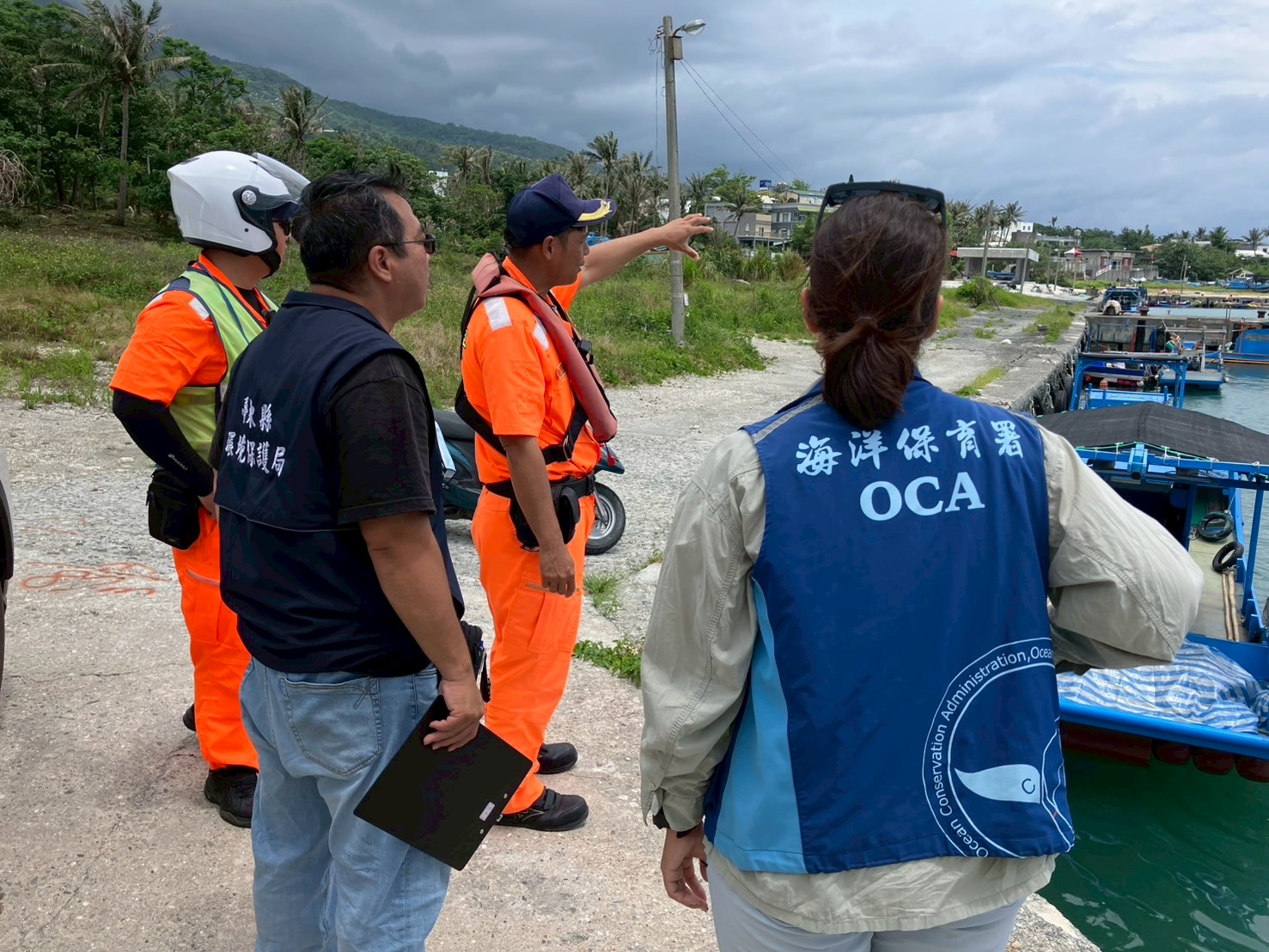 海保署巡查員偕同環保局、海巡署岸際訪查，對違法行為者將依法嚴辦，決不寬貸。（海保署提供）