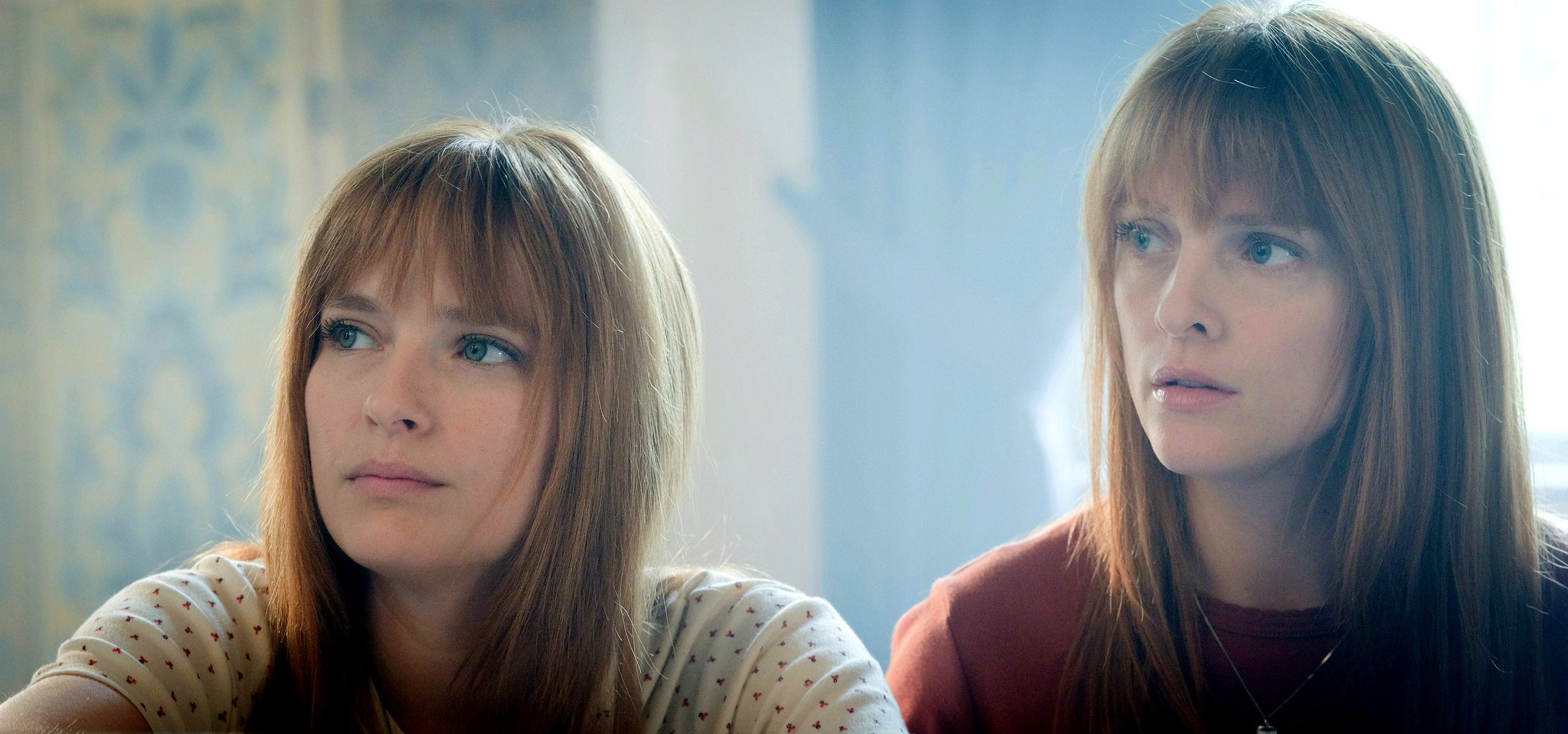 法國女星卡蜜兒拉札（左）和梅蘭妮侯貝爾在《天才琴手》詮釋雙胞胎鋼琴家普萊納姊妹真實人生故事。（海鵬影業提供）