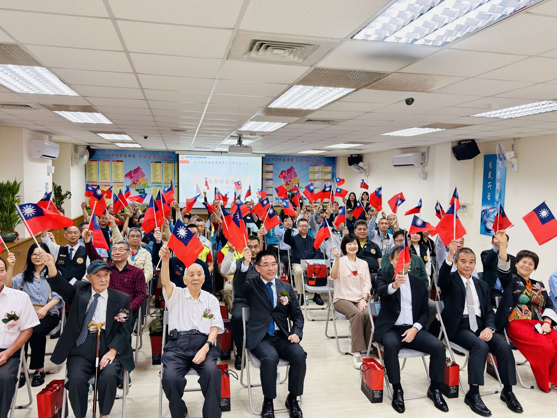 臺北市榮民服務處今日舉辦「慶祝輔導會成立71週年暨第47屆榮民節大會」，由處長黃信仁主持。（臺北市榮民服務處提供）