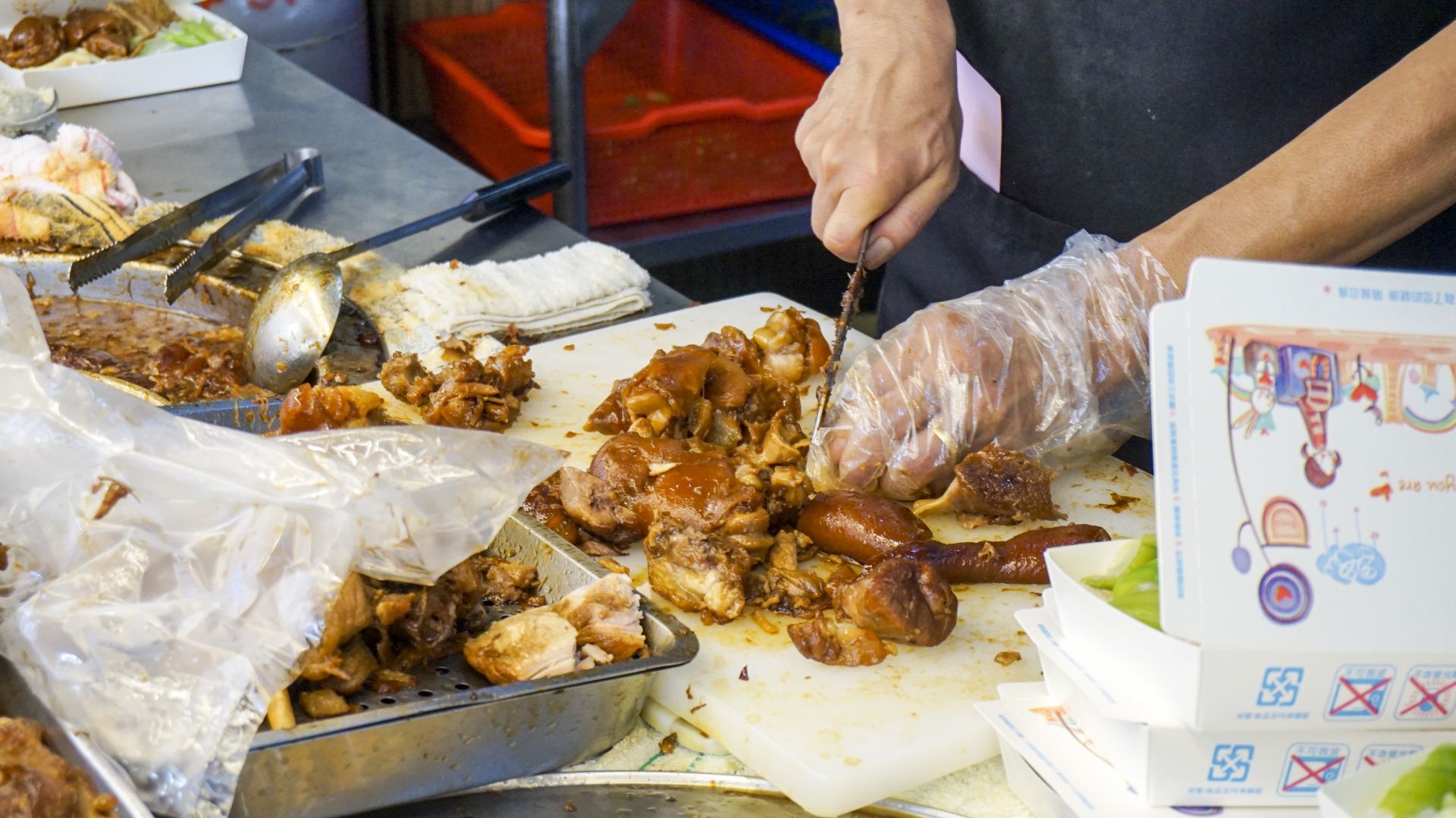  吉祥食堂飯館以豬腳飯、蹄膀飯等料理，擄獲饕客的心。（記者范瑜攝）