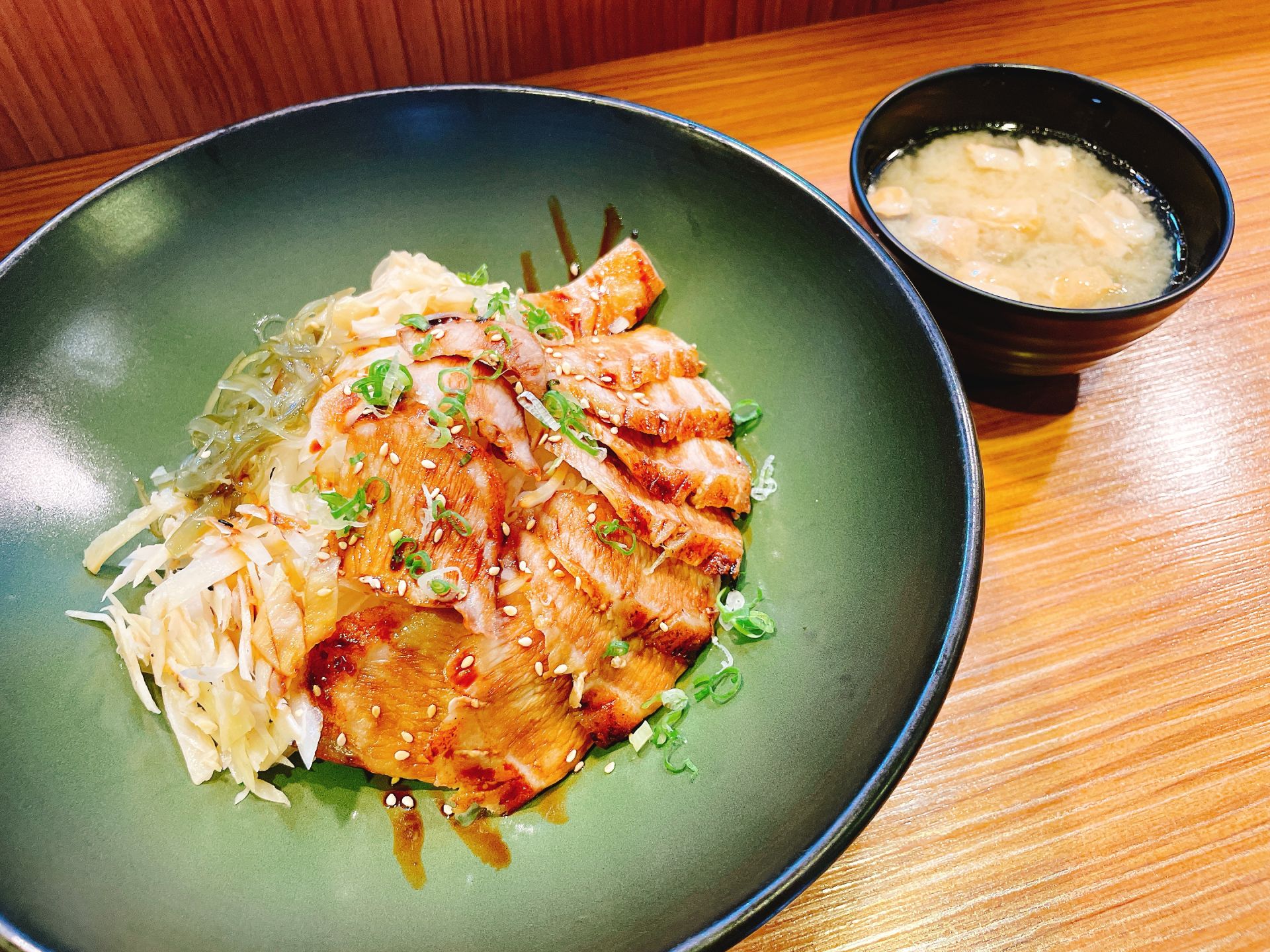  松阪豬丼飯，松阪豬Q彈，並附上爽口的海帶絲與牛蒡絲，口感層次豐富。（記者范瑜攝）