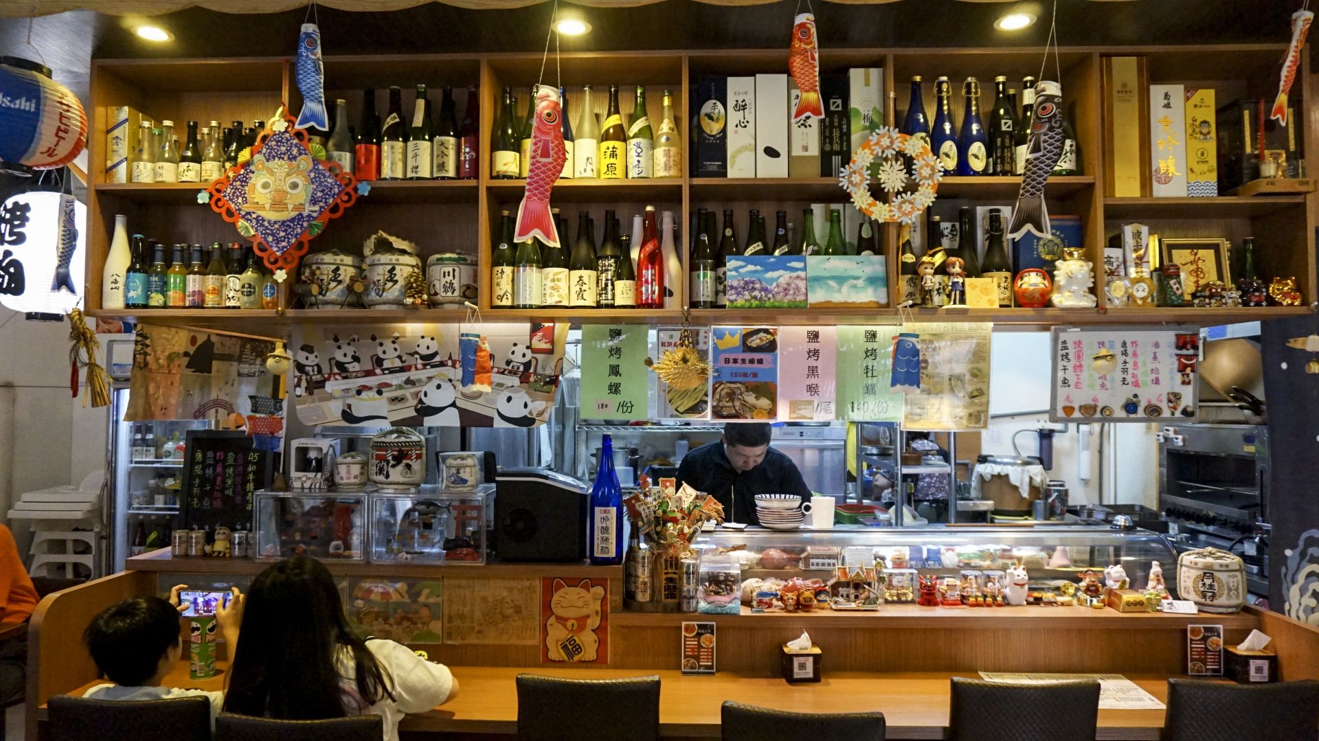  晴海居食屋店內布置為濃厚的日系風格。（記者范瑜攝）