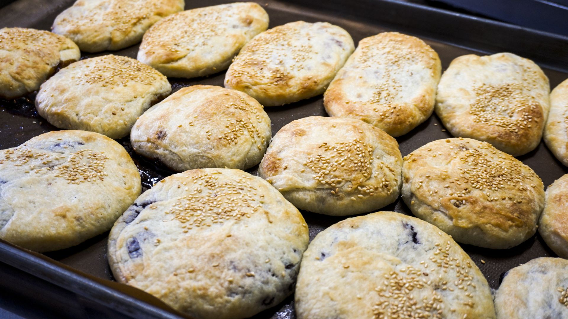  「麥香園餅舖」燒餅販售口味多元，包含紅豆、芝麻、芋頭、黑糖燒餅等品項。（記者范瑜攝）