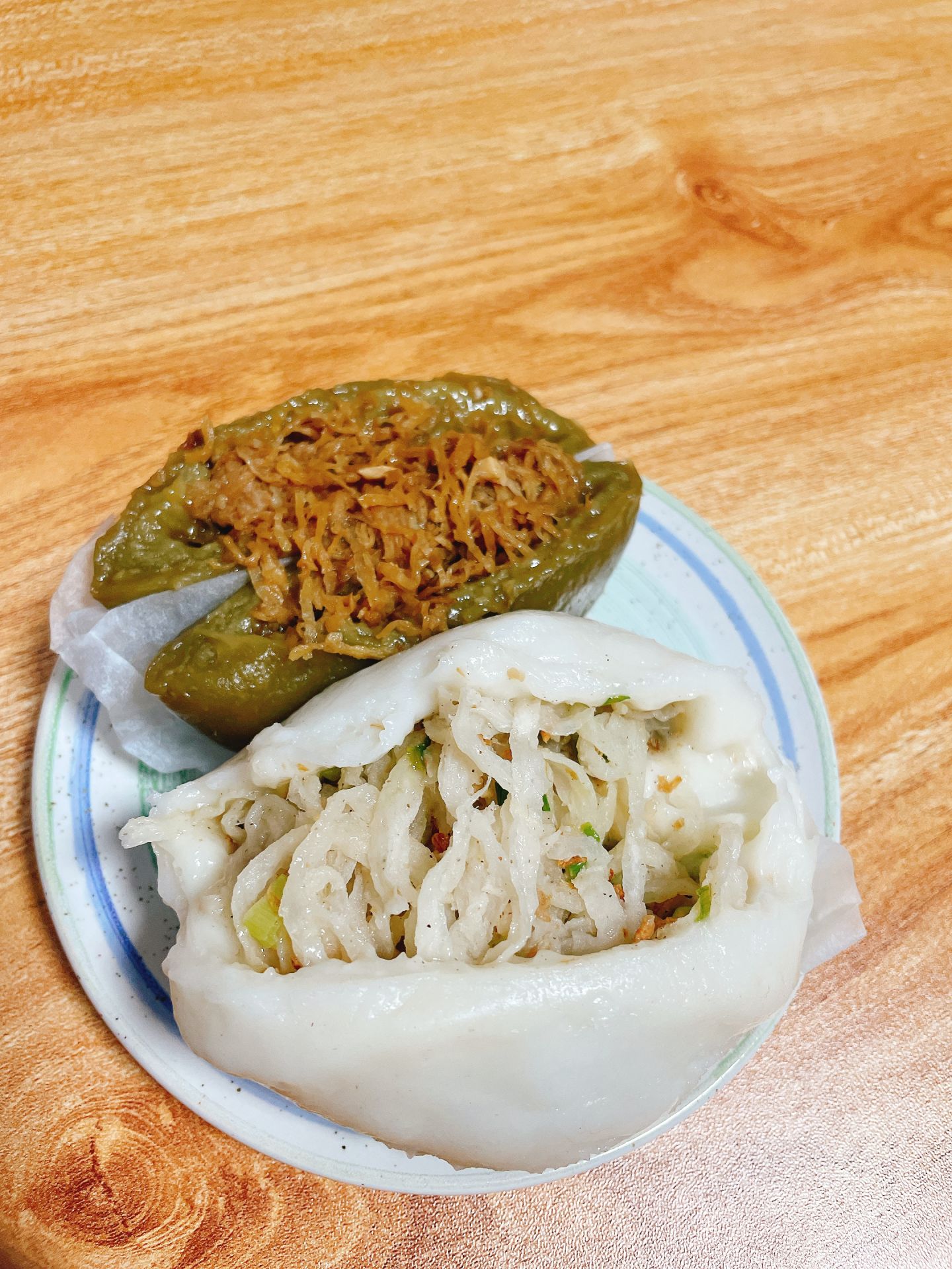  山海花美食坊客家菜包與草仔粿純手工製作，傳承客家飲食文化。（記者范瑜攝）