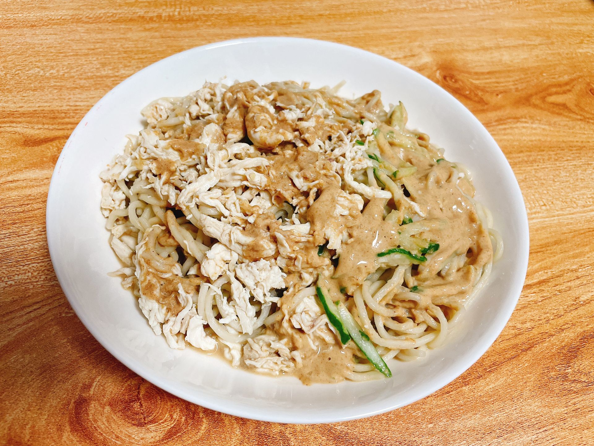  雞絲涼麵拌上香氣濃郁的麻醬醬汁，完美融合。（記者范瑜攝）