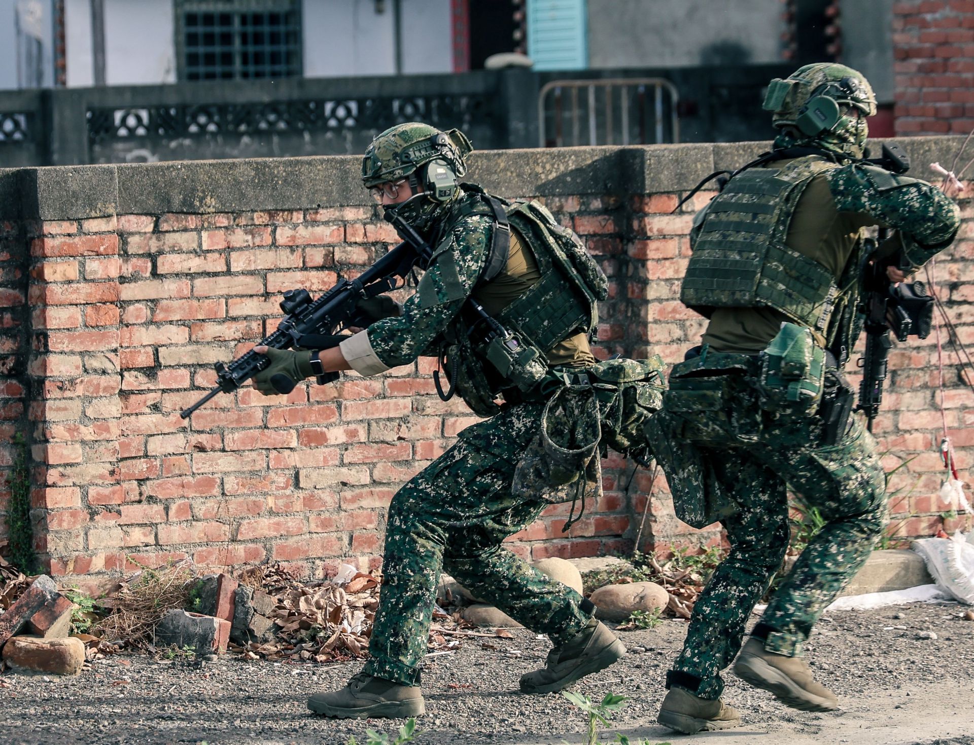 特戰分遣隊演練敵後滲透，展現遲滯敵軍的防衛作戰能力。（記者葉軒瑜攝）