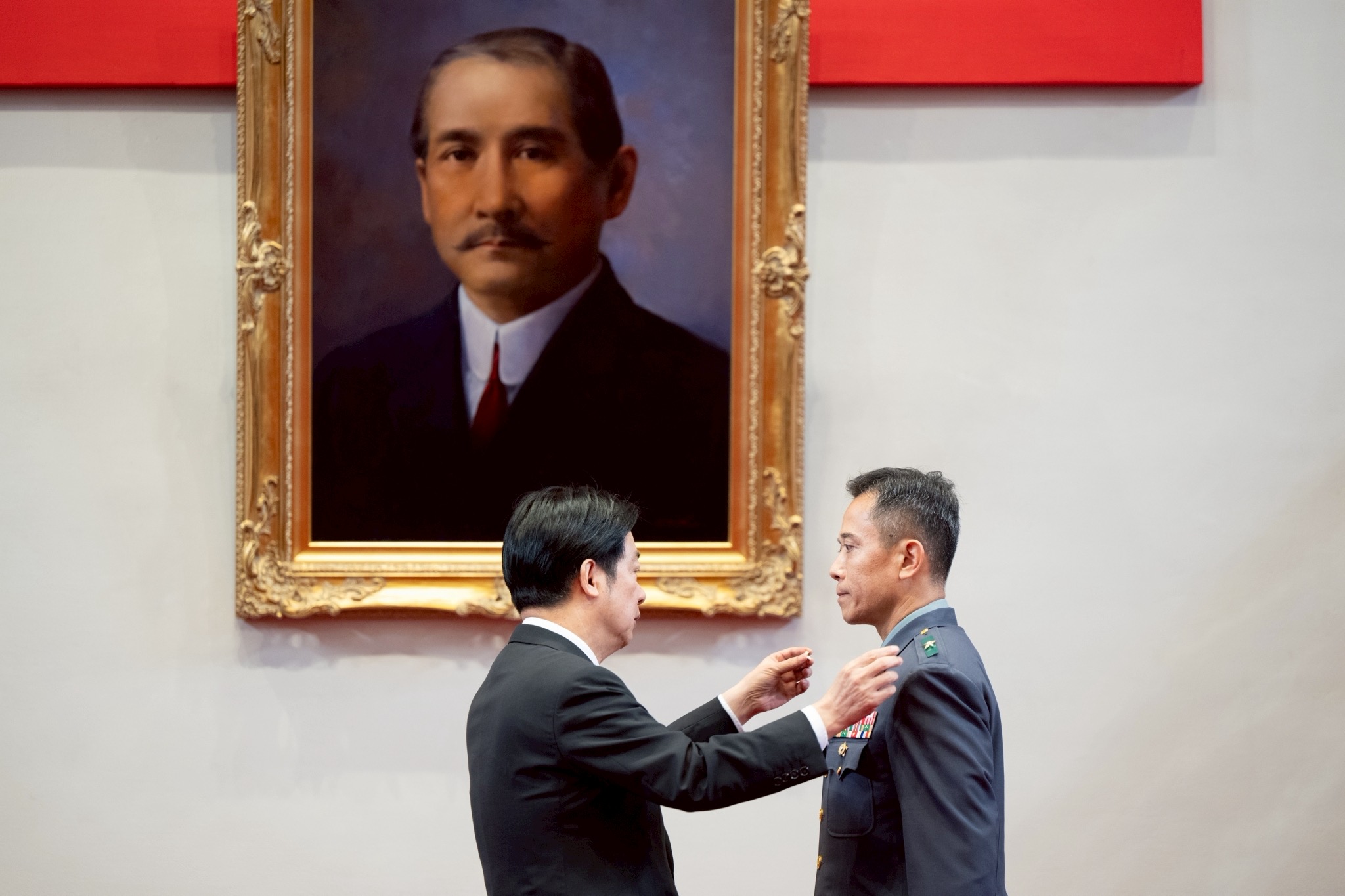 總統賴清德昨日主持「中華民國114年11月份將官晉任授階典禮」，肯定國軍在「樺加沙」颱風造成災情的第一時間投入救災，彰顯「守護人民、服務人民」的國軍精神；並期勉國軍持續提升不對稱戰力，朝「新訓練、新思維、新裝備、新科技」等方向前進，守護臺灣民主與生活方式。（總統府提供）