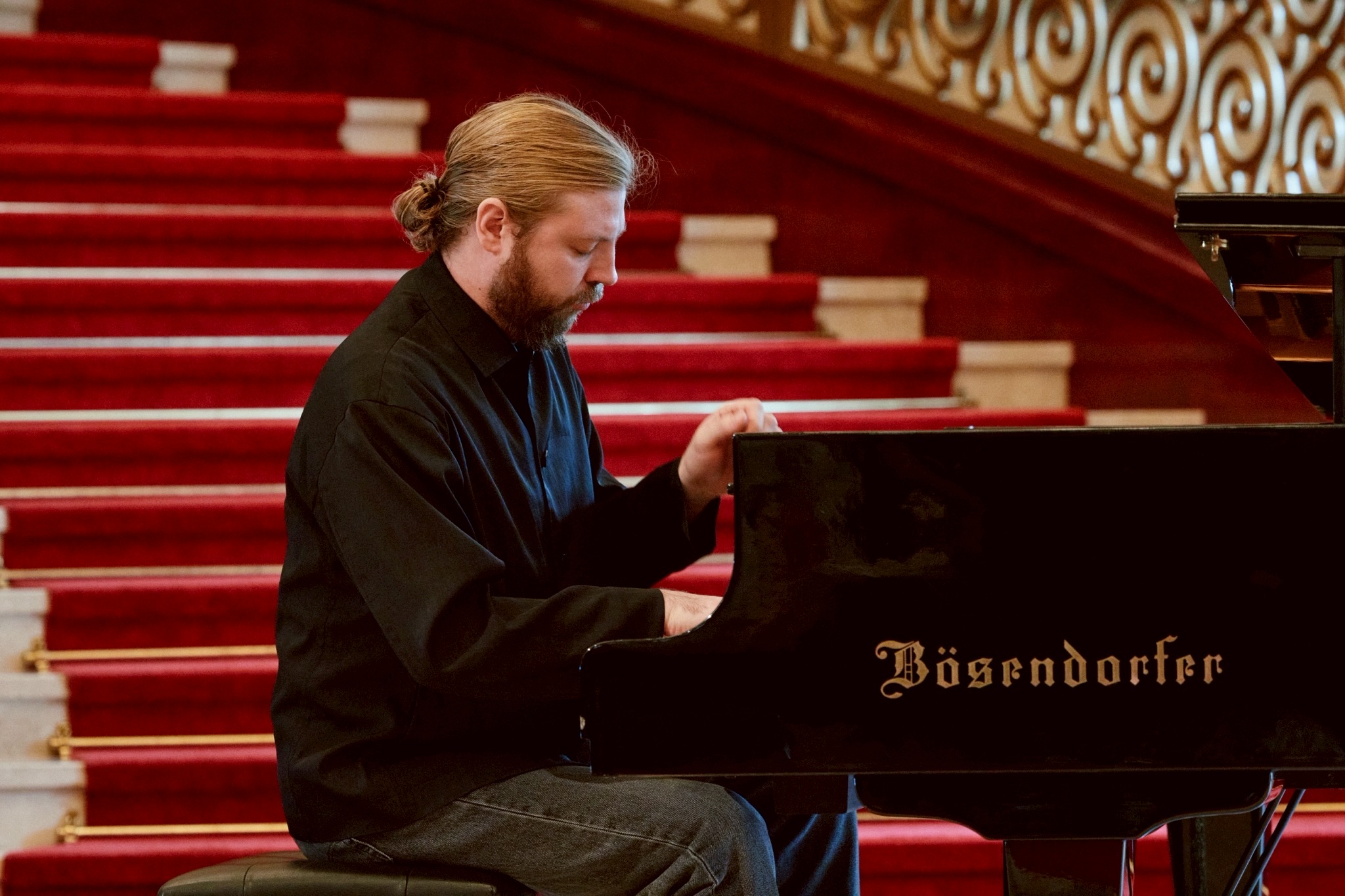 鋼琴家丹尼斯．科祖金（Denis Kozhukhin）今（30）日，在記者會現場搶先演奏精采片段。（NSO提供）