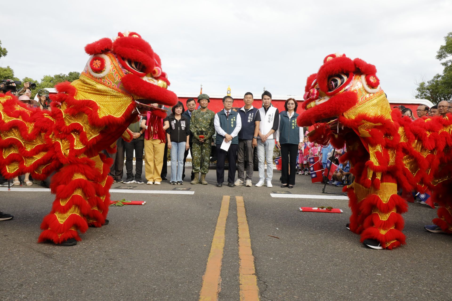 在鑼鼓喧天的祥獅獻瑞慶賀中，砲訓部展開永康地區最後一次搬遷作業。（記者孫建屏攝）