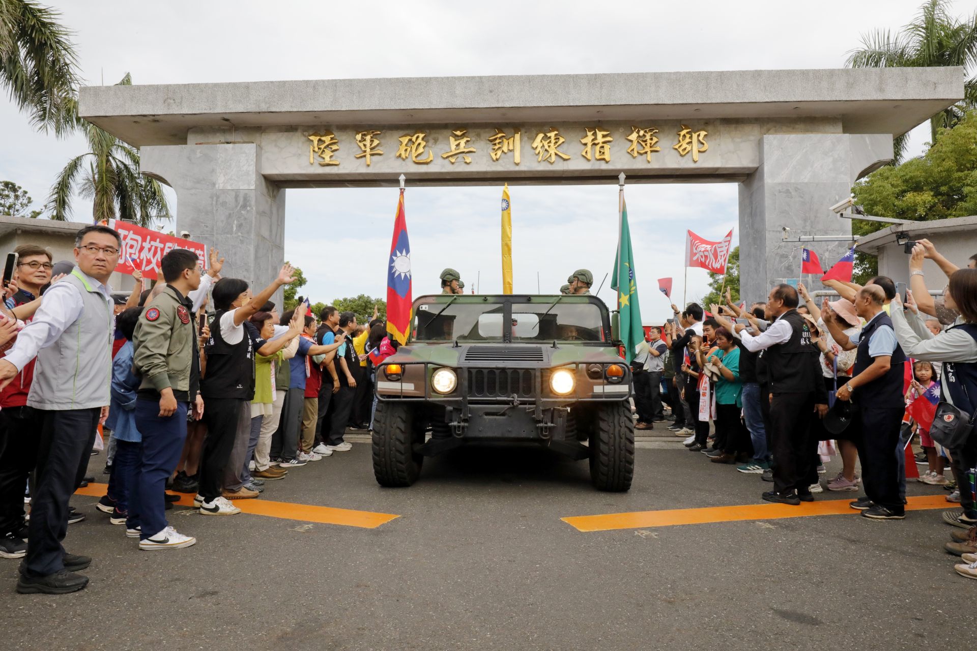砲訓部機動車隊在民眾的熱情和祝福中，啟程前往關廟。（記者孫建屏攝）