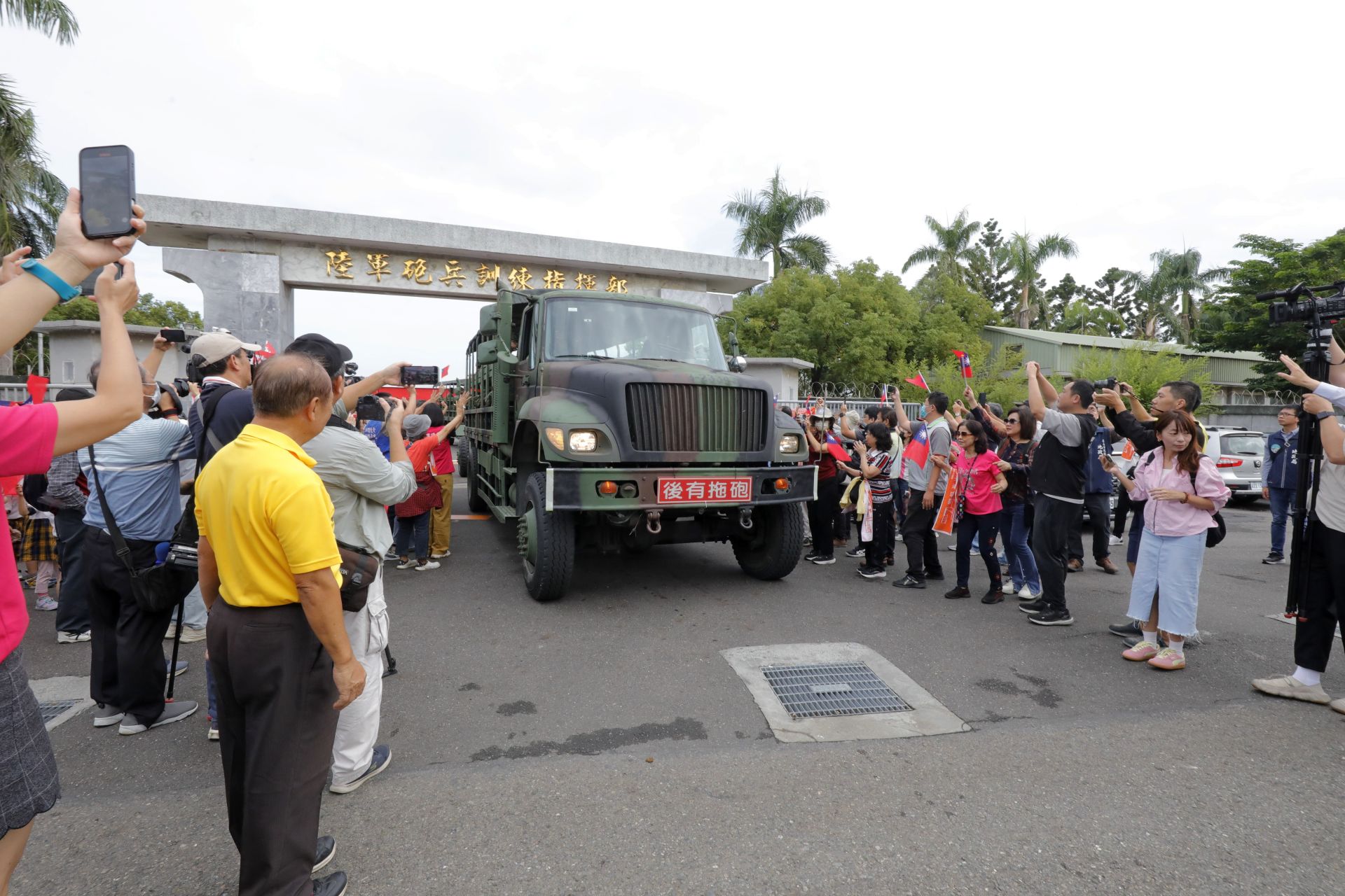 砲訓部機動車隊在民眾的熱情和祝福中，啟程前往關廟。（記者孫建屏攝）