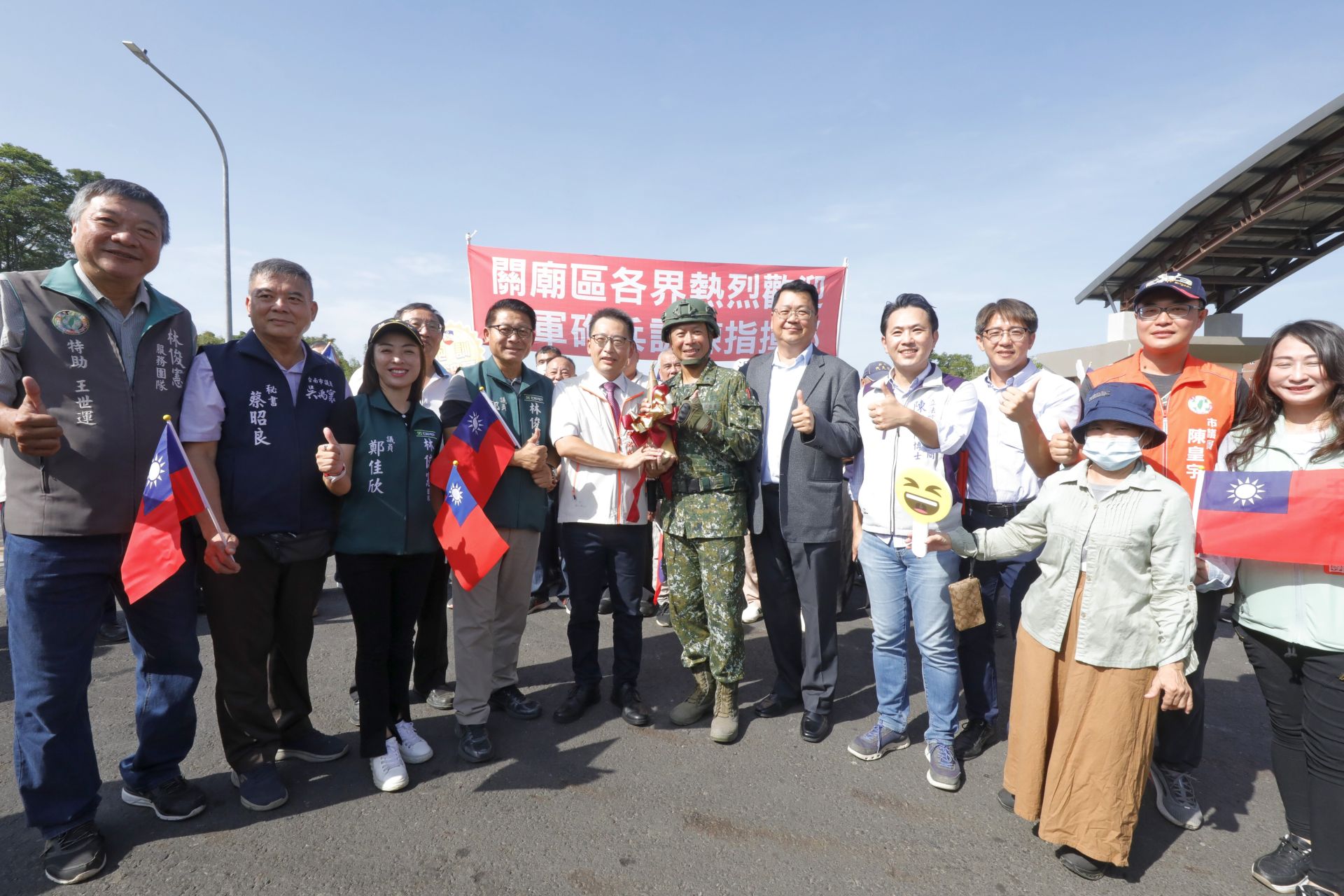 關廟區區長陳必成送上在地特產麻竹筍，祝福砲訓部與地區共融、共榮，更帶動關廟整體的繁榮和發展。（記者孫建屏攝）