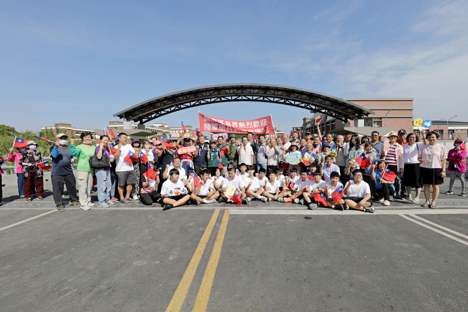 關廟區鄉親熱情迎接砲訓部，期盼與地區共榮和發展。（記者孫建屏攝）