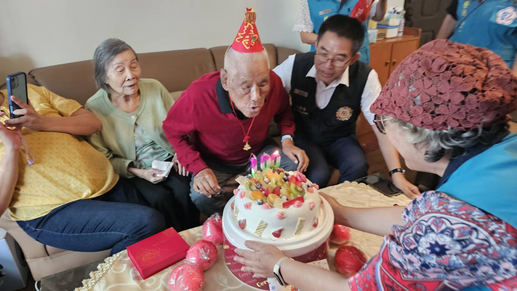 為祝賀榮民耆老曹爺爺百歲壽辰，臺北市榮服處處長黃信仁率領榮欣志工與家屬齊唱〈生日快樂歌〉等歌曲。（臺北市榮服處提供）