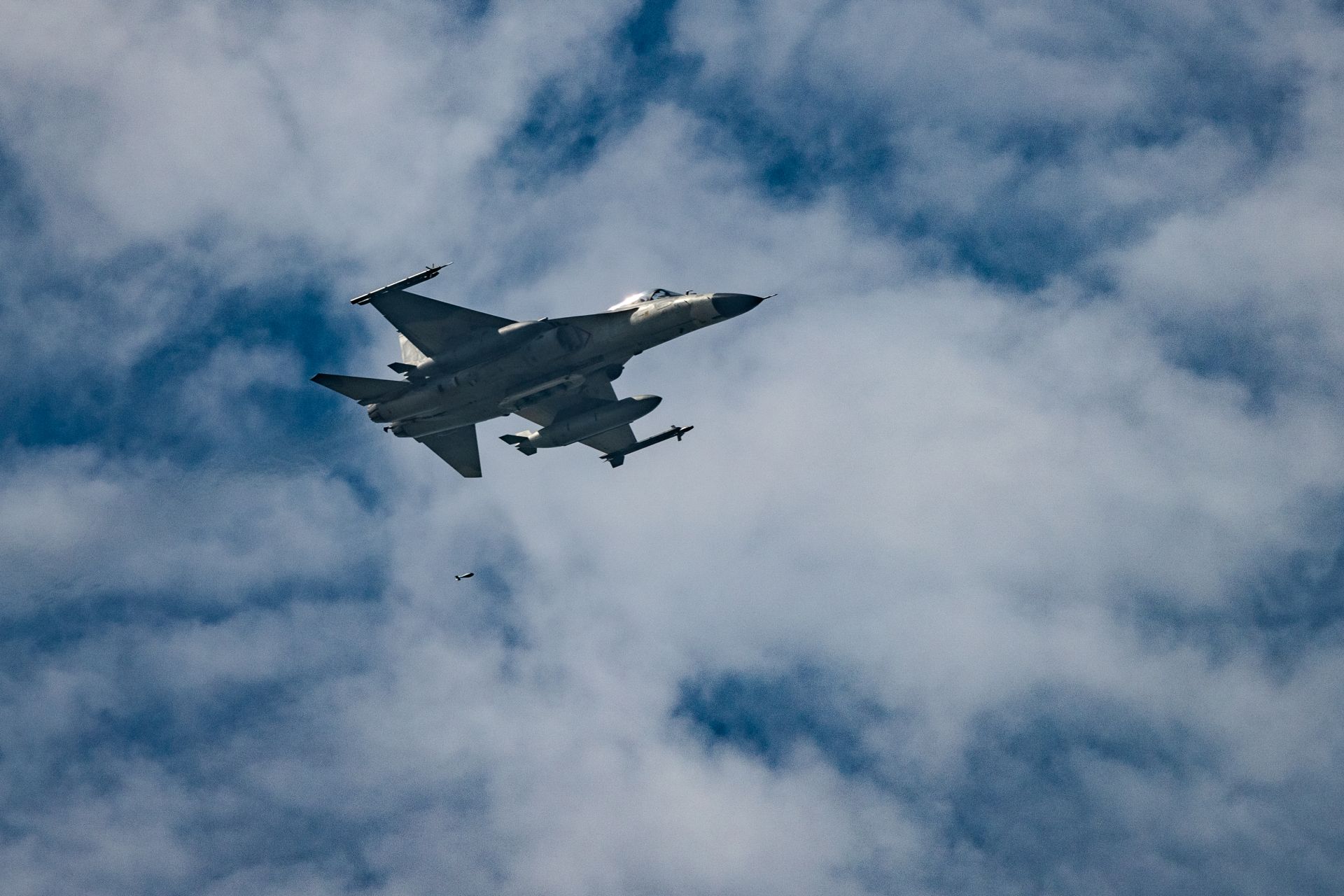 「25磅訓練彈投擲」驗證飛行員配合整體作戰規劃，飛行員以低空飛行方式進行投彈。（記者劉宸瑋攝）