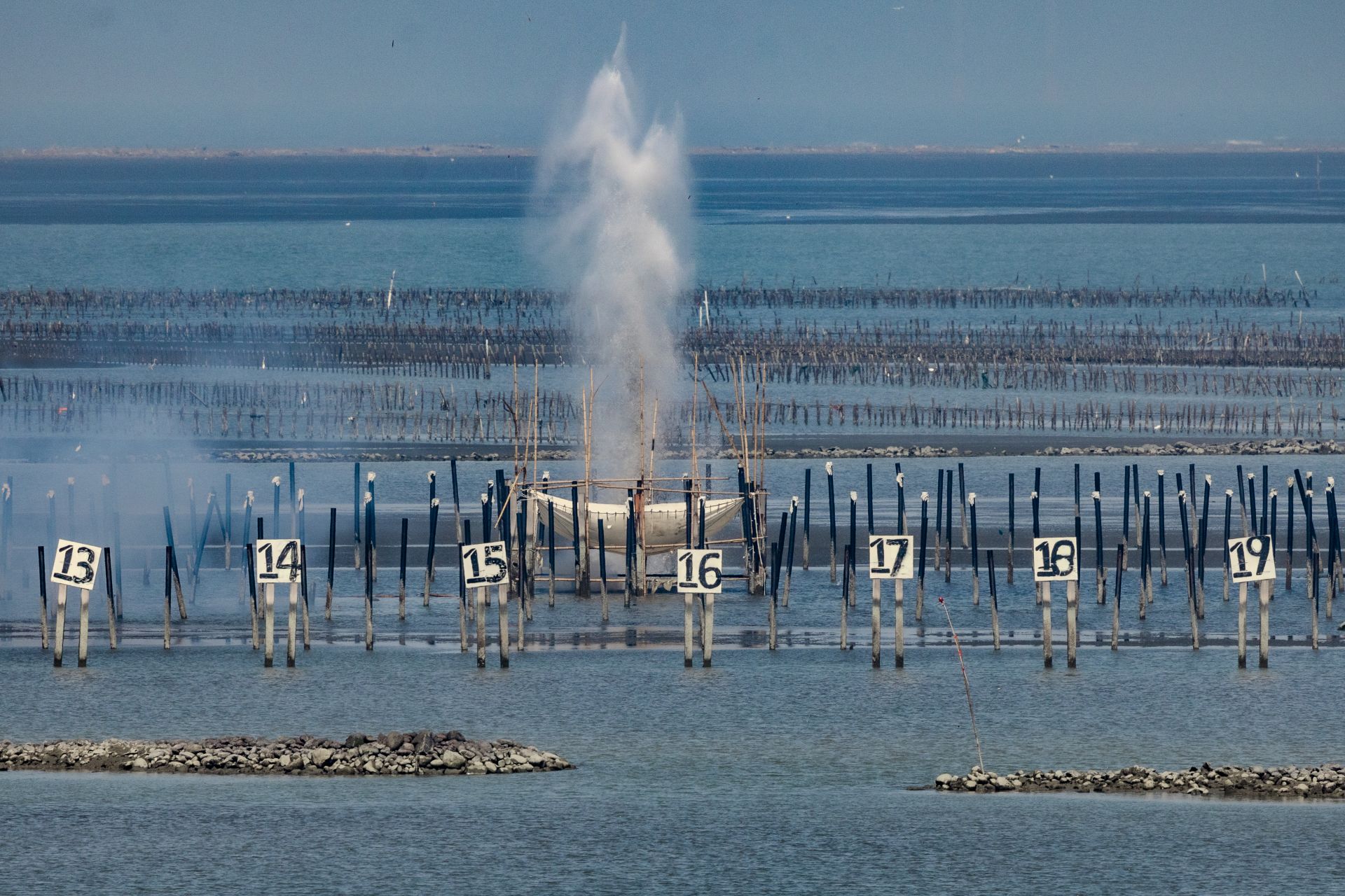  飛行員在「25磅訓練彈投擲」課目中，順利摧毀目標。（記者劉宸瑋攝）