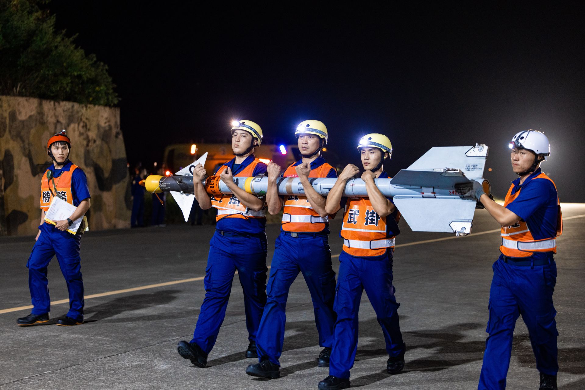 官兵搬運AIM-9M響尾蛇飛彈。（記者劉宸瑋攝）