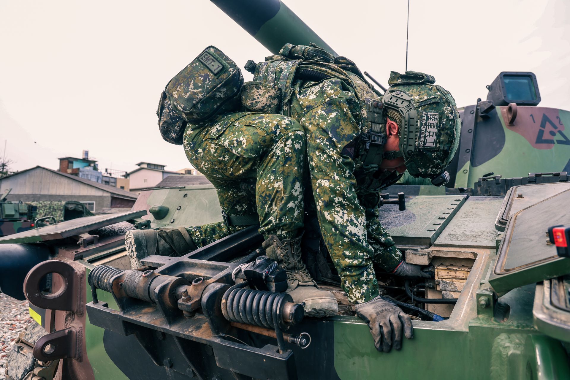 542旅保修連發揮搶修能量，維護砲兵部隊戰力。（記者葉軒瑜攝）