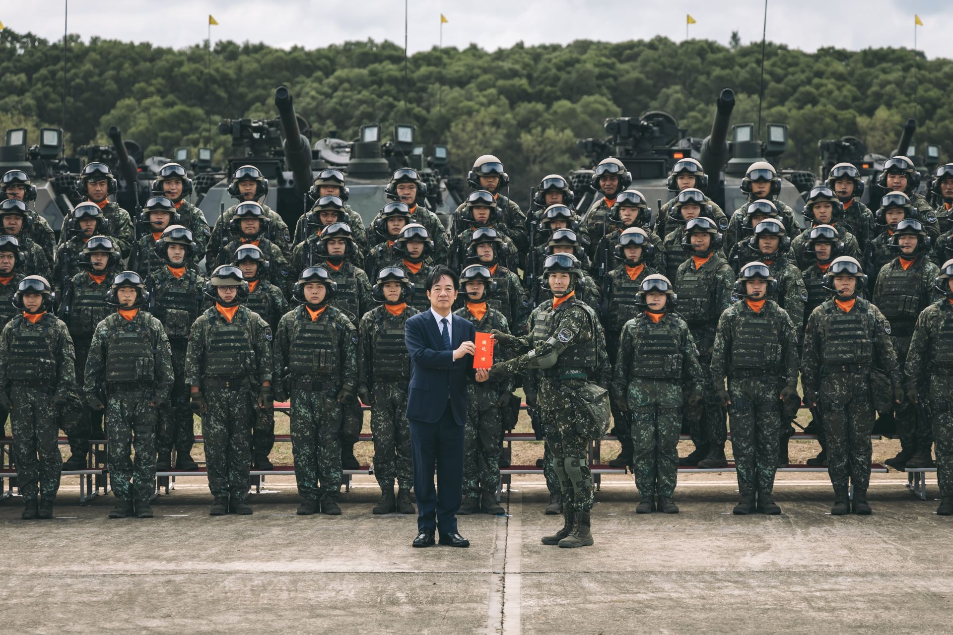 賴總統頒發加菜金予陸軍裝甲第584旅聯兵3營。（記者陳彥陵攝）