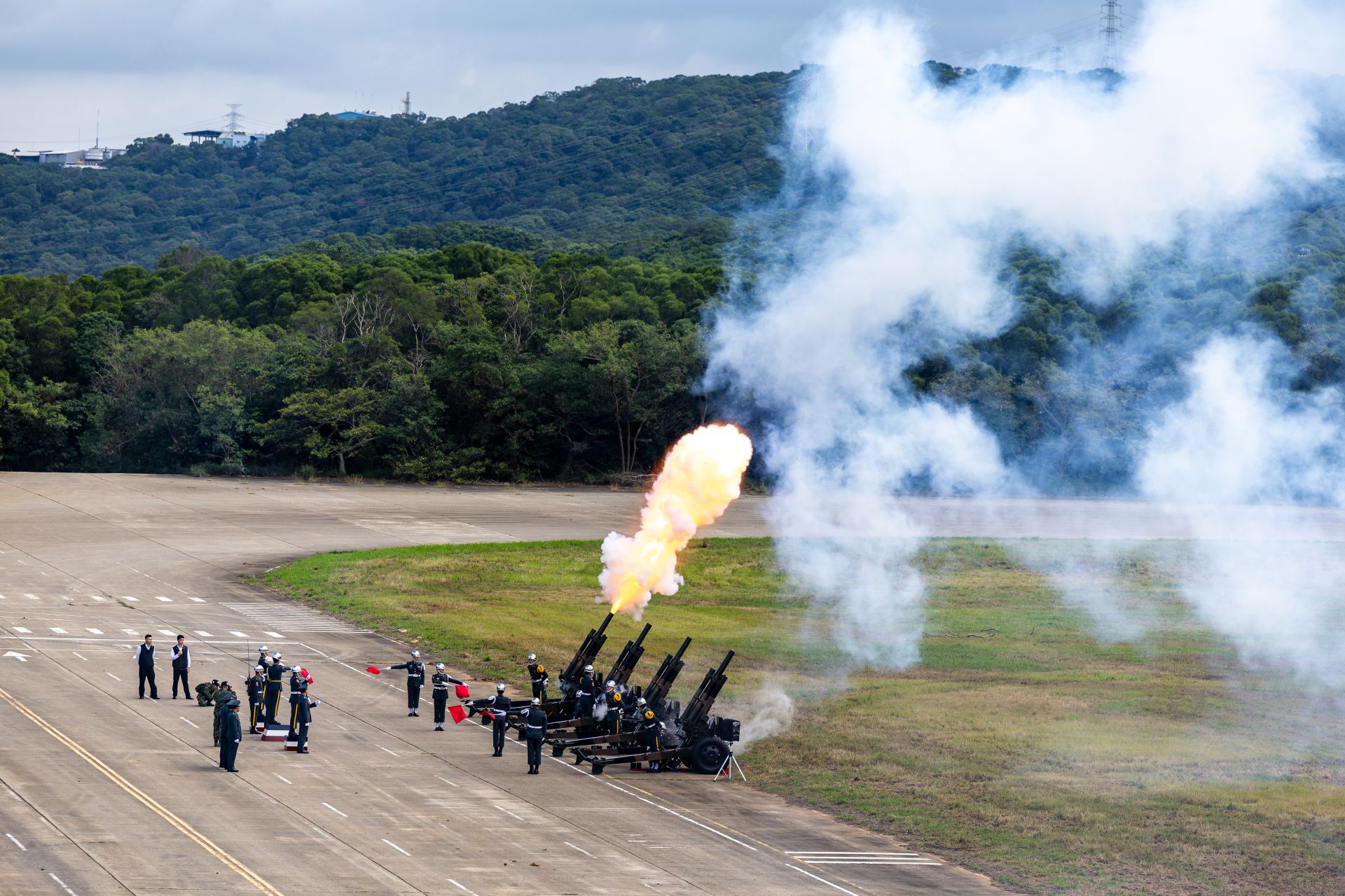 關指部禮砲連執行21響禮砲鳴放之隆重軍禮。（記者蘇育玄攝）