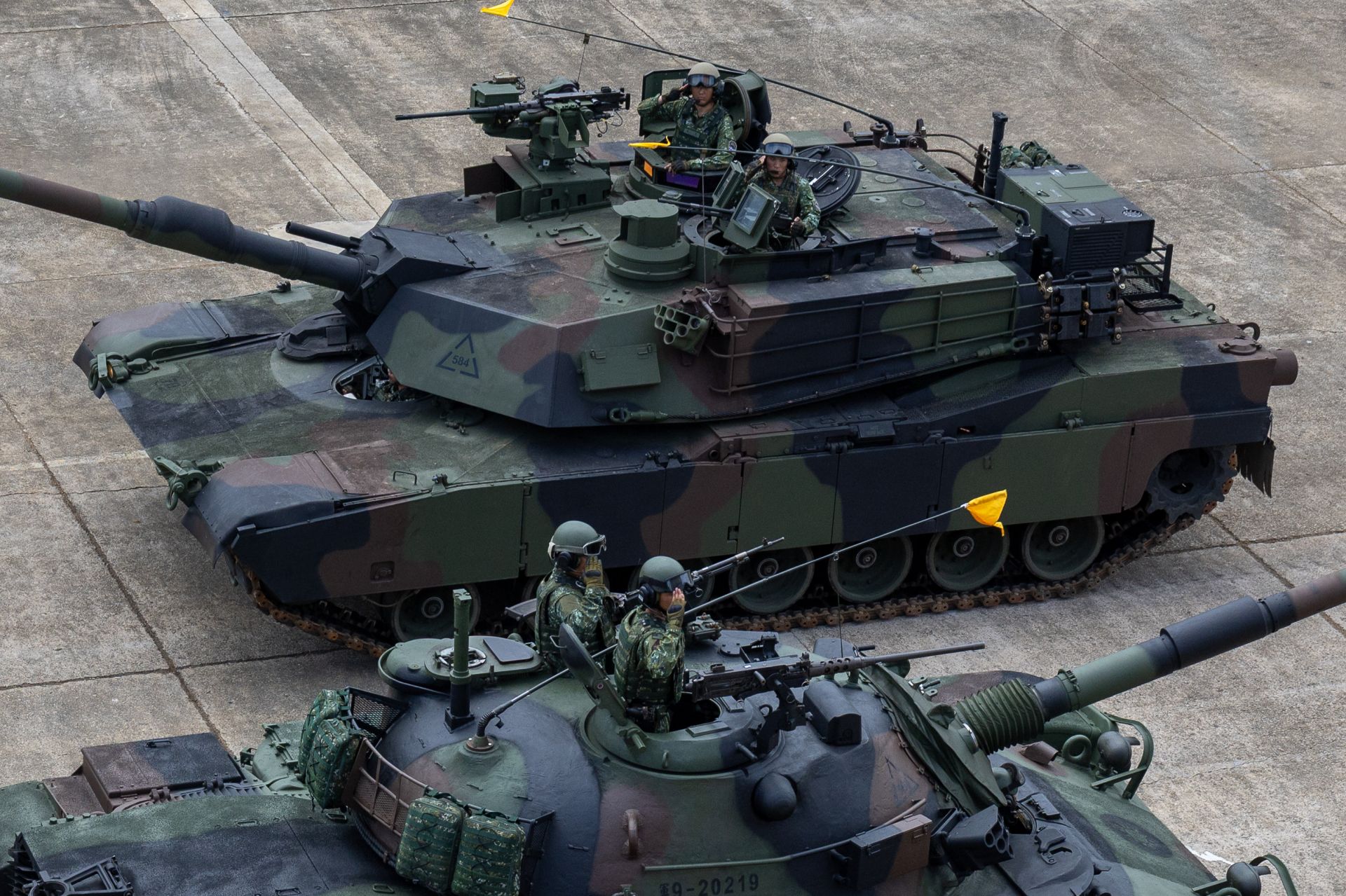 M1A2T戰車與CM11戰車交互駛過臺前，象徵防衛任務的接替與薪火相傳精神。（記者蘇育玄攝）