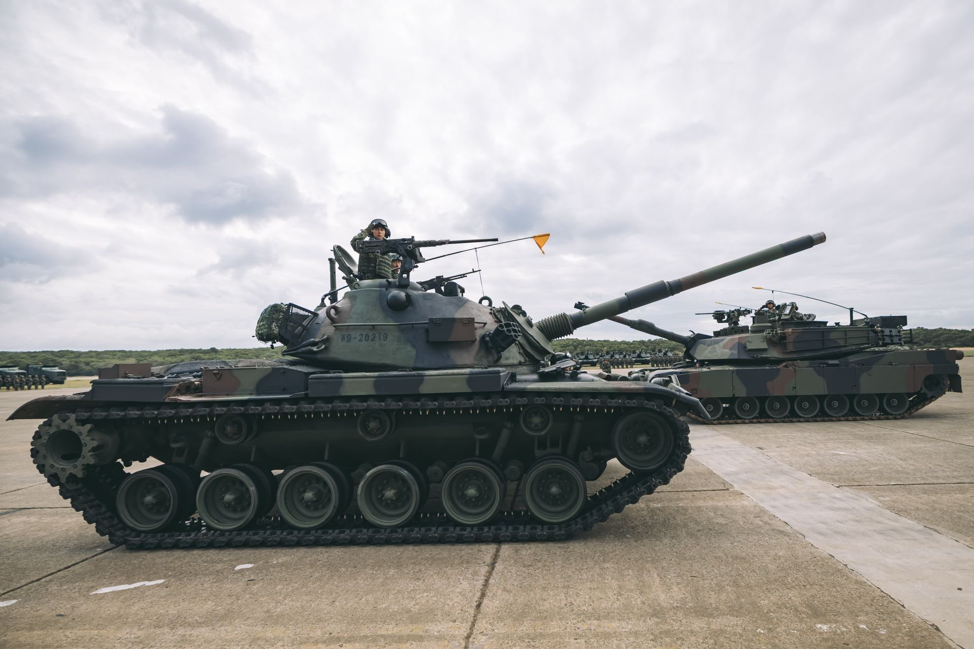 M1A2T戰車與CM11戰車交互駛過臺前，象徵防衛任務的接替與薪火相傳精神。（記者陳彥陵攝）