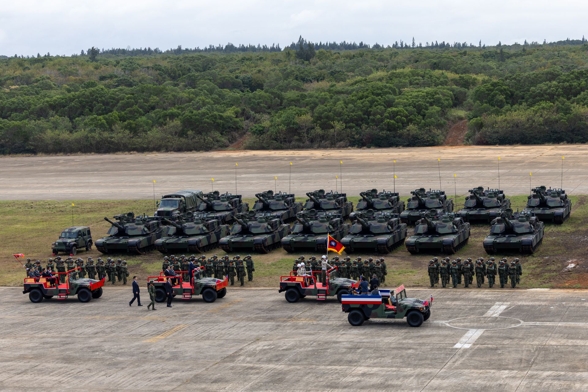 賴總統校閱584旅聯兵3營，官兵全副武裝、精神抖擻，展現高昂士氣。（記者陳彥陵攝）