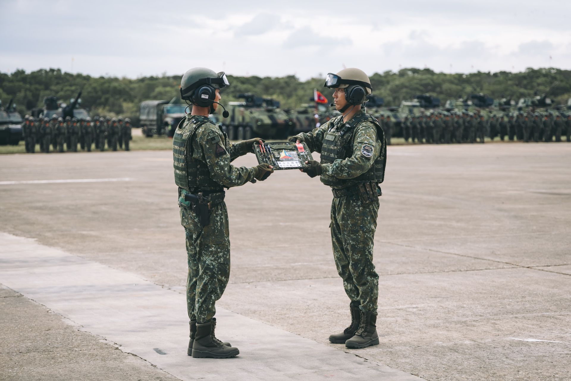 M1A2T戰車與CM11戰車連長進行戰鬥手板交接儀式，象徵防衛任務的接替與薪火相傳精神。（記者陳彥陵攝）