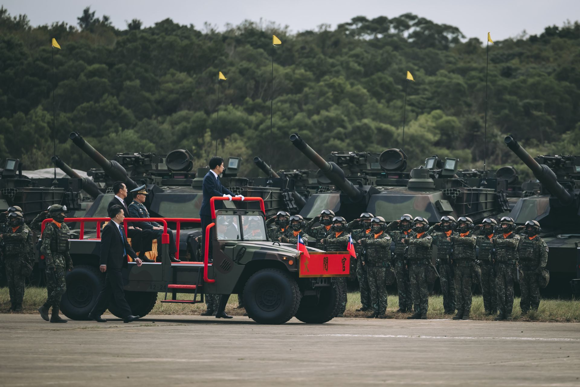 賴總統校閱陸軍裝甲第584旅聯兵3營，官兵全副武裝、精神抖擻，展現高昂士氣。（記者陳彥陵攝）