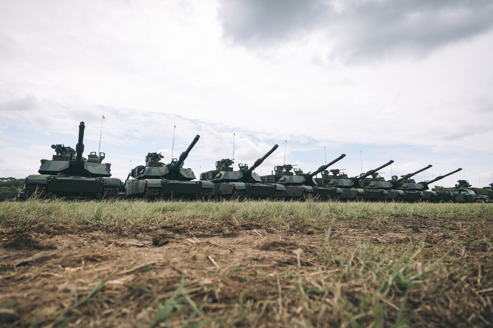 28輛M1A2T戰車整齊排列，展現壯盛軍容。（記者陳彥陵攝）