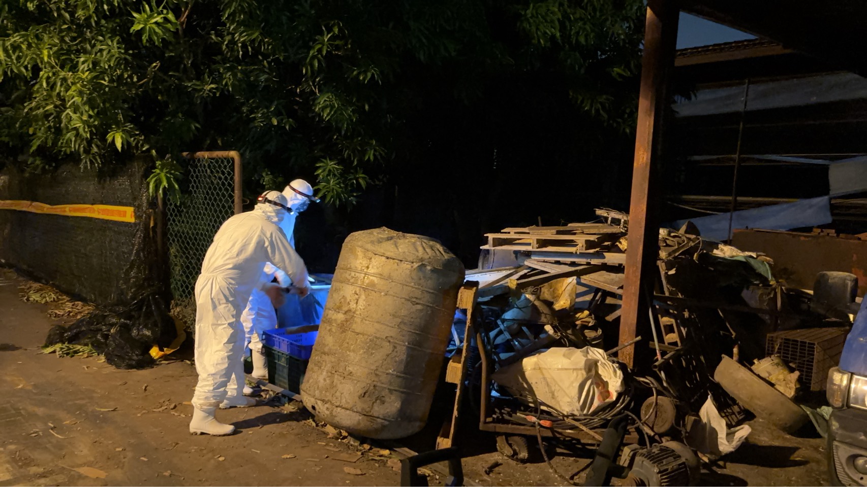 陸軍第10軍團砲兵第58指揮部官兵搭配市府同仁，昨日晚開始投入前置清理作業。（臺中市政府提供）