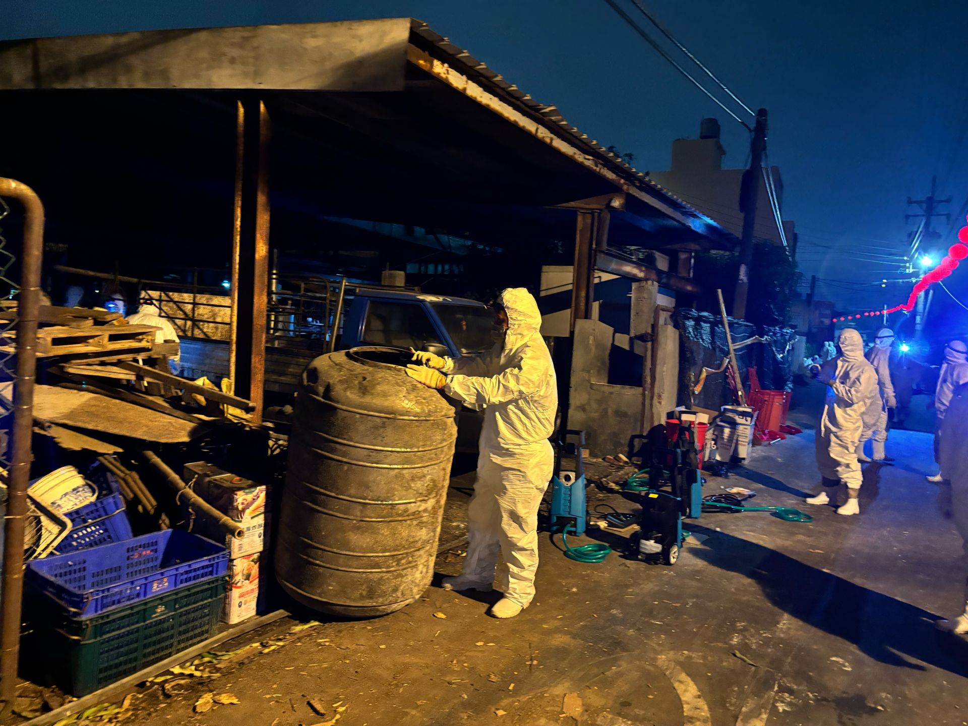 陸軍第10軍團砲兵第58指揮部官兵搭配市府同仁，昨日晚開始投入前置清理作業。（臺中市政府提供）