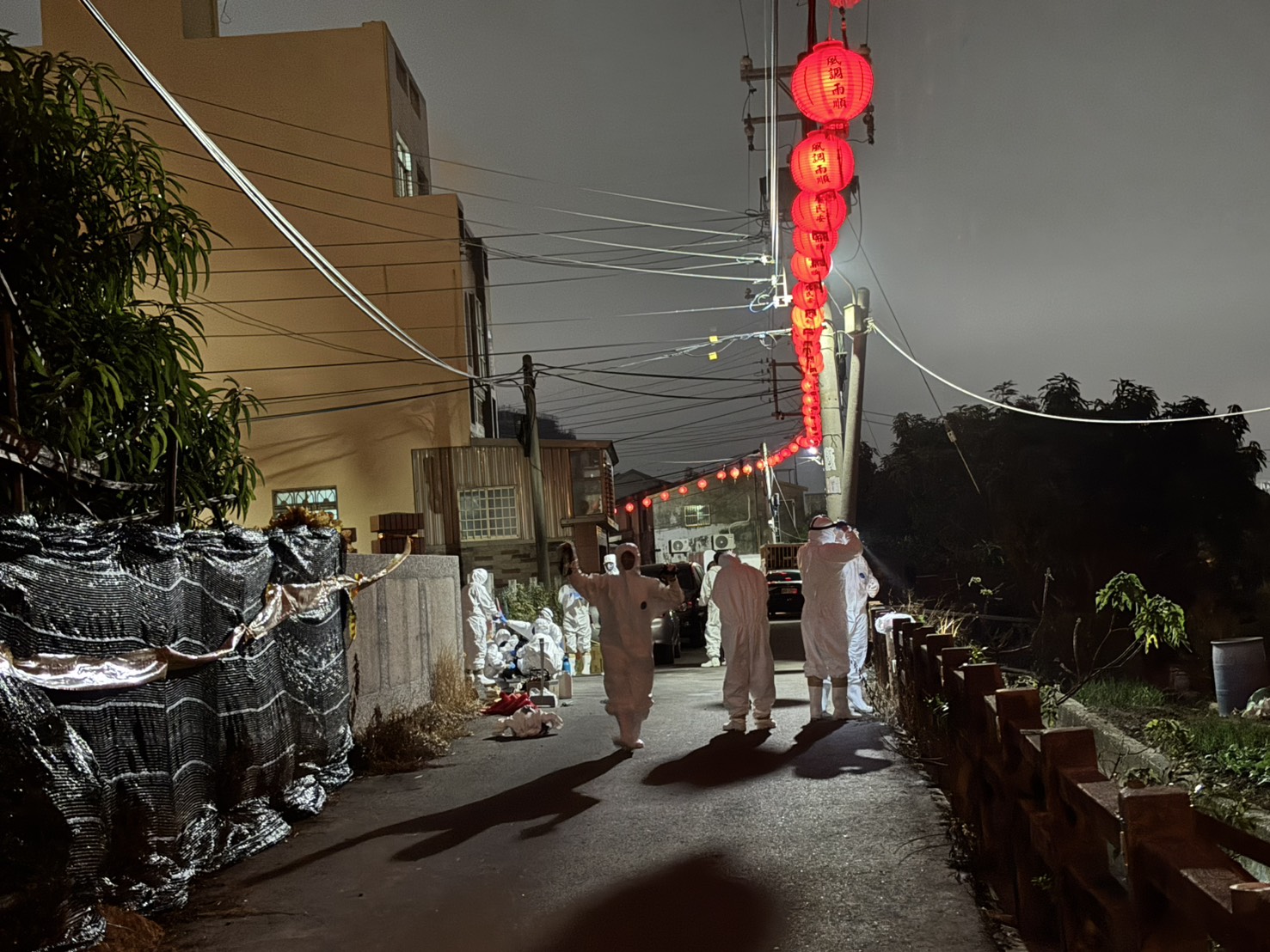 陸軍第10軍團砲兵第58指揮部官兵搭配市府同仁，昨日晚開始投入前置清理作業。（臺中市政府提供）